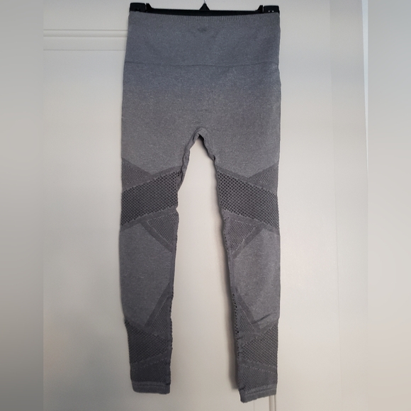 Fabletics Mosaic high waisted 7/8 leggings in grey size XS - Picture 3 of 16